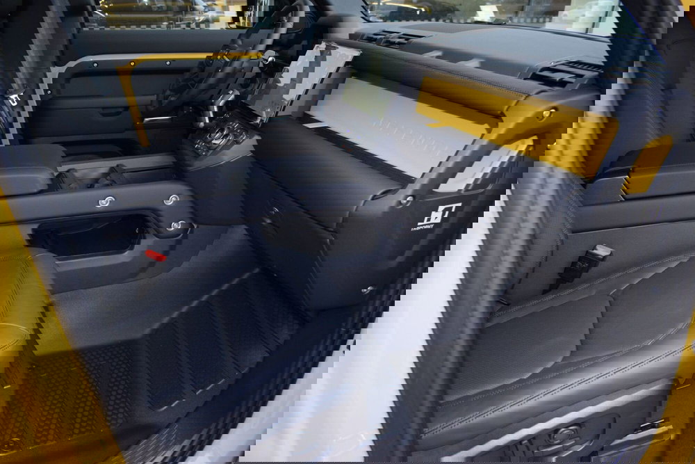 Land Rover Defender nuova a Cuneo (17)