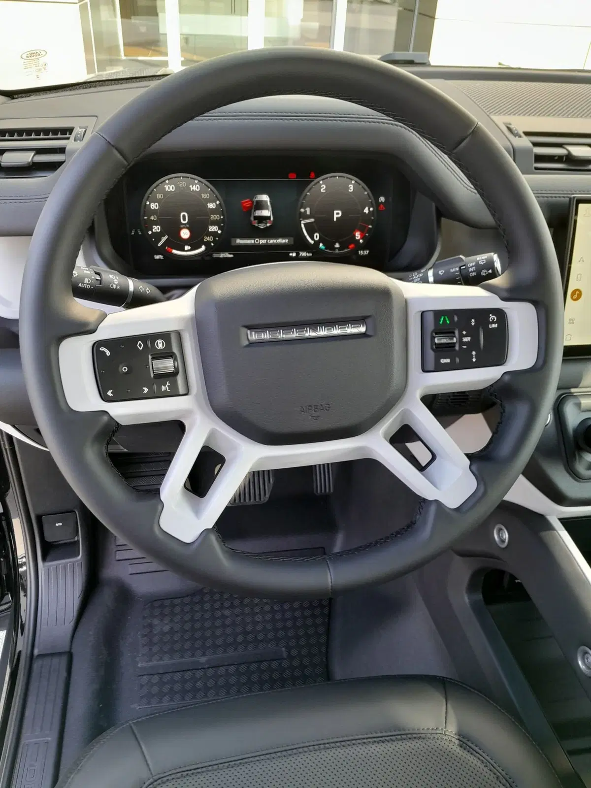 Land Rover Defender nuova a Cuneo (10)