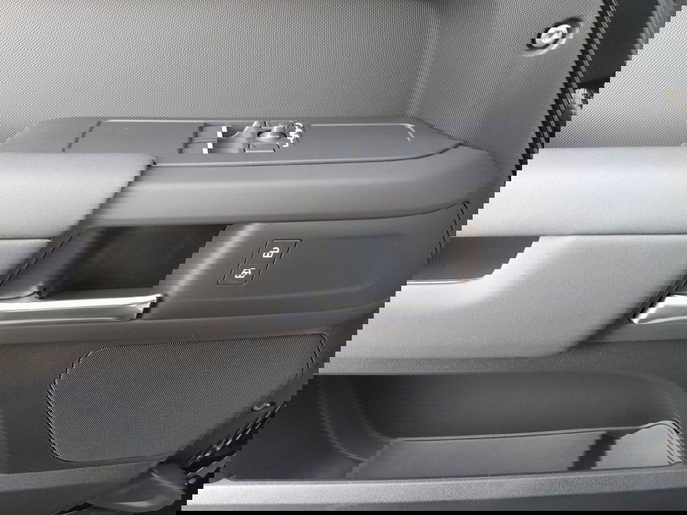 Land Rover Defender nuova a Cuneo (15)