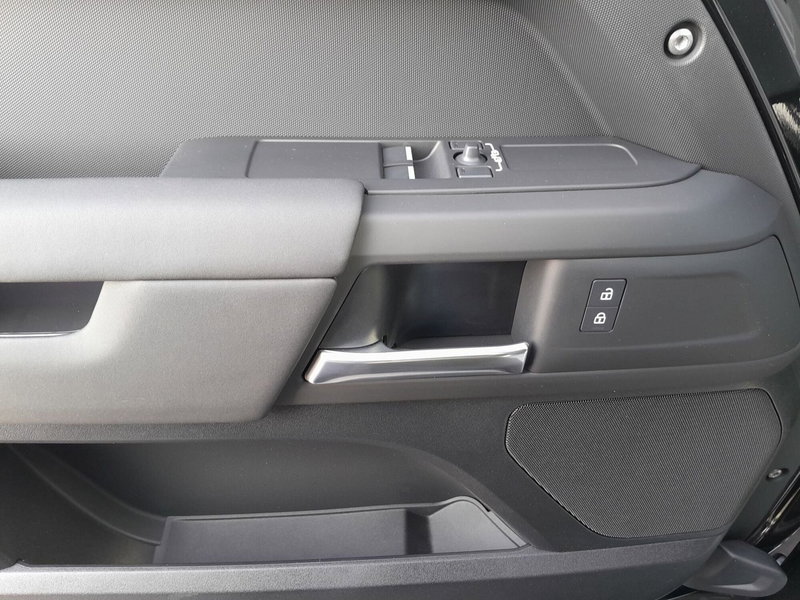 Land Rover Defender nuova a Cuneo (15)