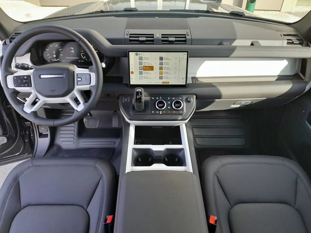 Land Rover Defender nuova a Cuneo (9)