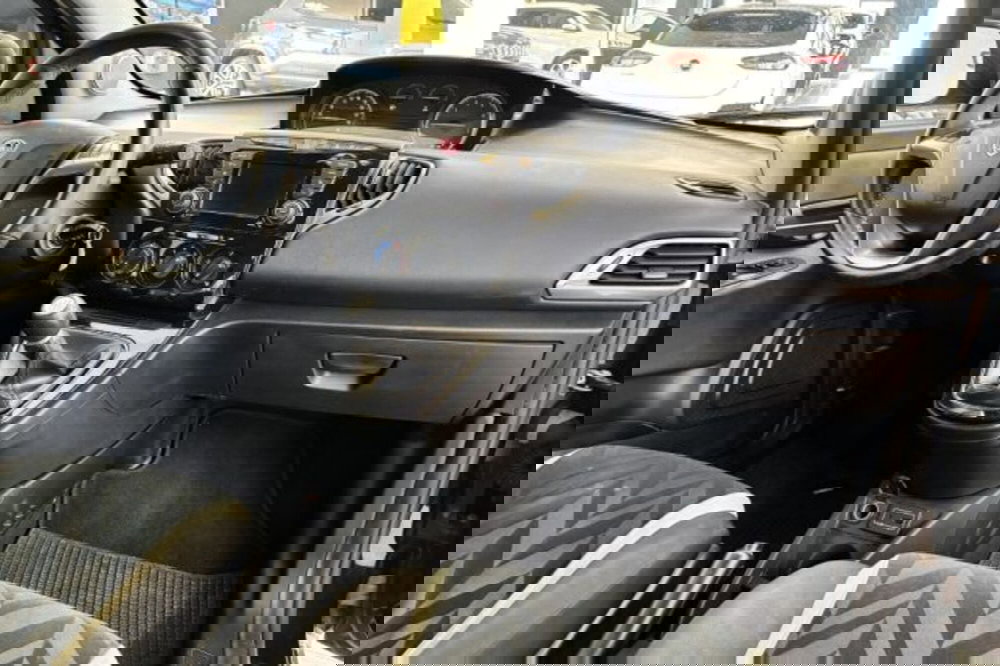 Lancia Ypsilon usata a Latina (10)