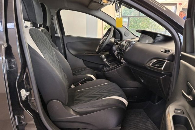 Lancia Ypsilon usata a Latina (9)