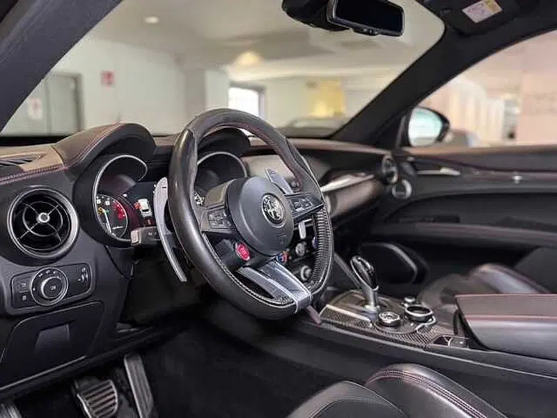 Alfa Romeo Stelvio usata a Genova (10)