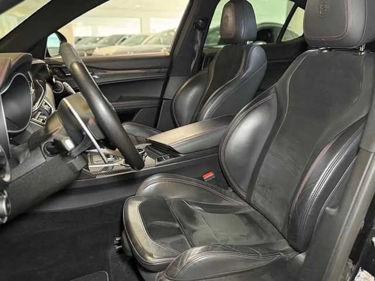 Alfa Romeo Stelvio usata a Genova (12)