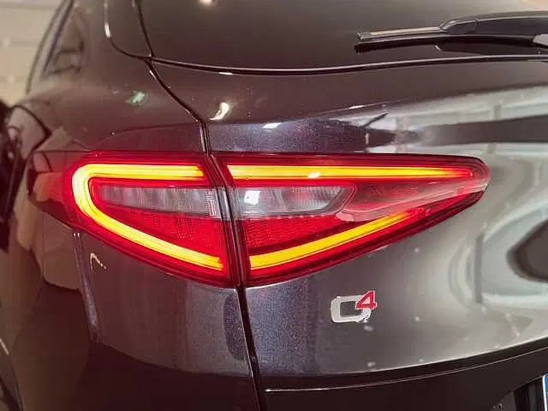 Alfa Romeo Stelvio usata a Genova (16)