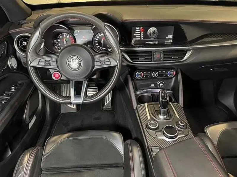 Alfa Romeo Stelvio usata a Genova (6)