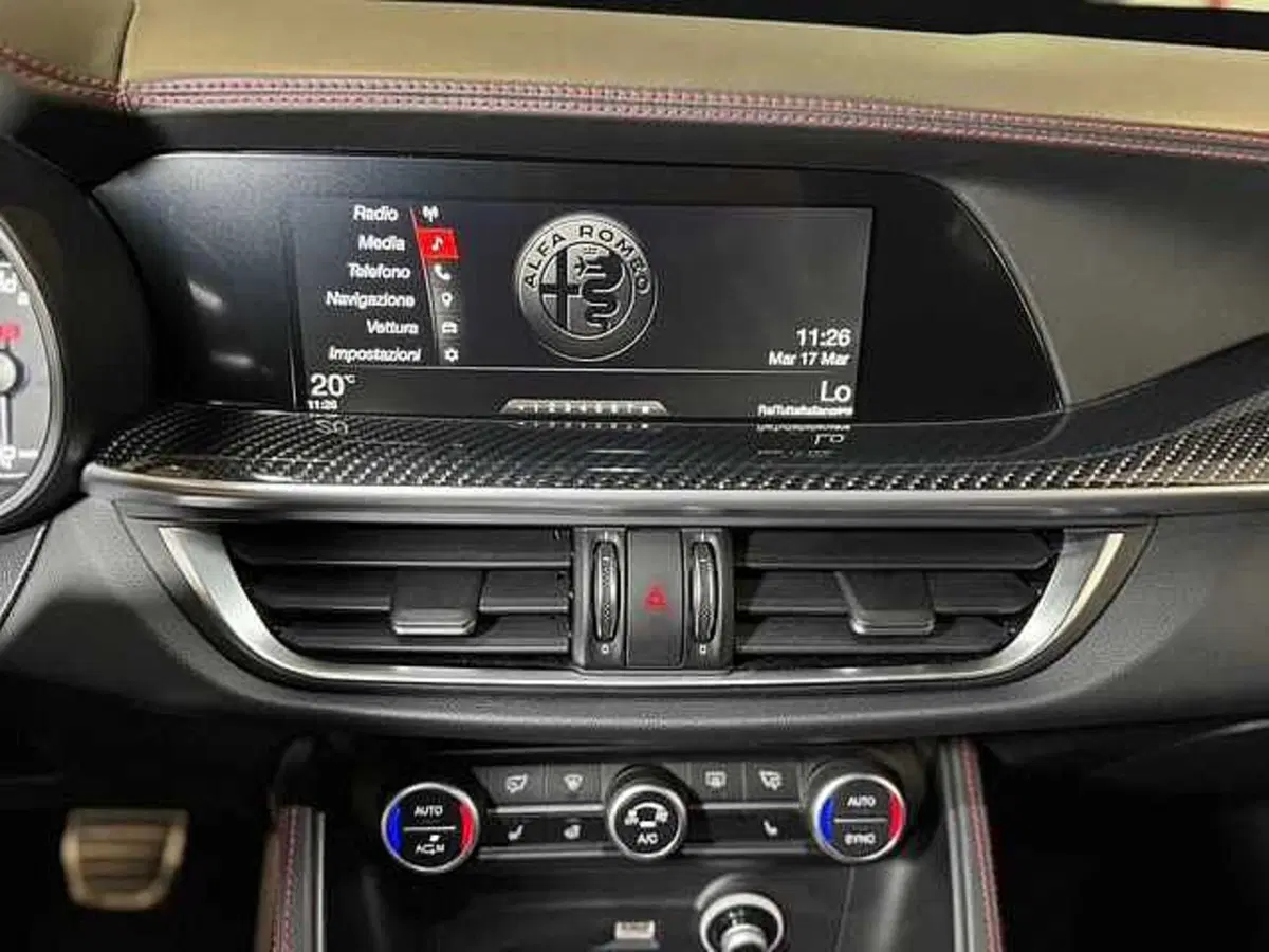 Alfa Romeo Stelvio usata a Genova (9)
