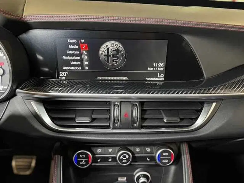 Alfa Romeo Stelvio usata a Genova (9)