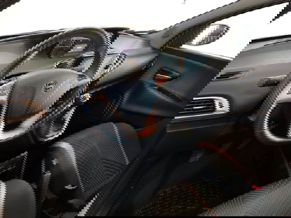 Lancia Ypsilon usata a Bari (10)