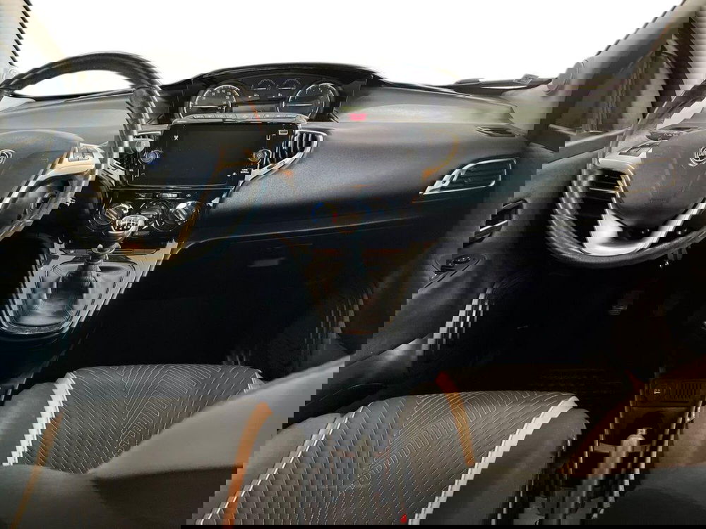 Lancia Ypsilon usata a Bari (8)