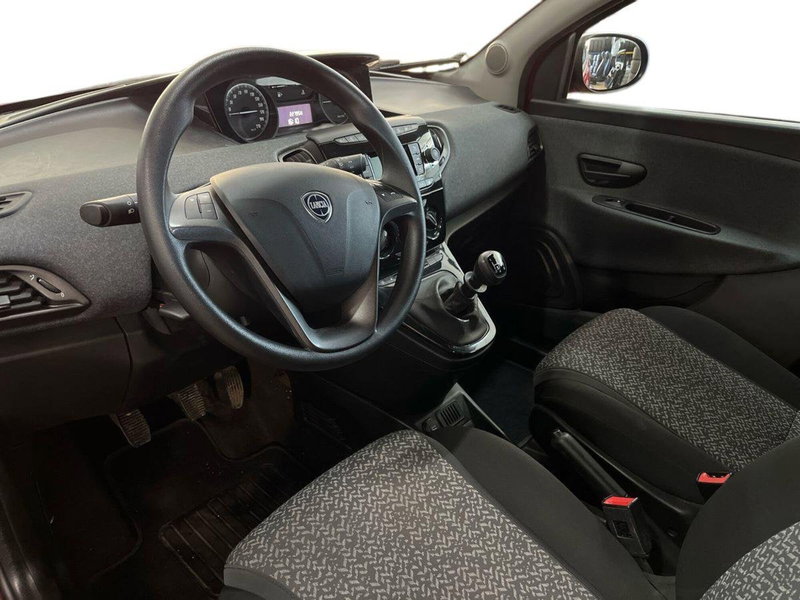 Lancia Ypsilon usata a Bari (10)