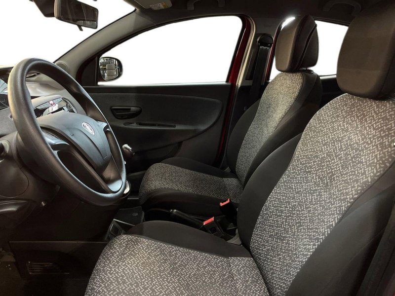 Lancia Ypsilon usata a Bari (7)