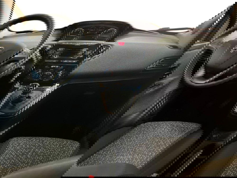 Lancia Ypsilon usata a Bari (8)