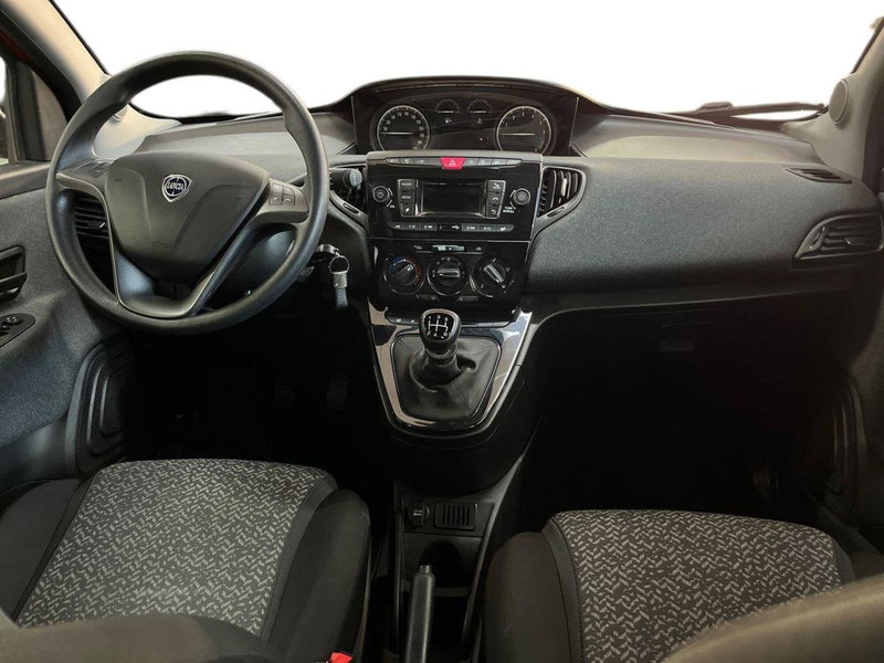 Lancia Ypsilon usata a Bari (8)