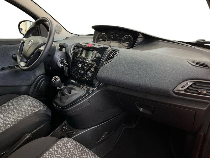 Lancia Ypsilon usata a Bari (9)