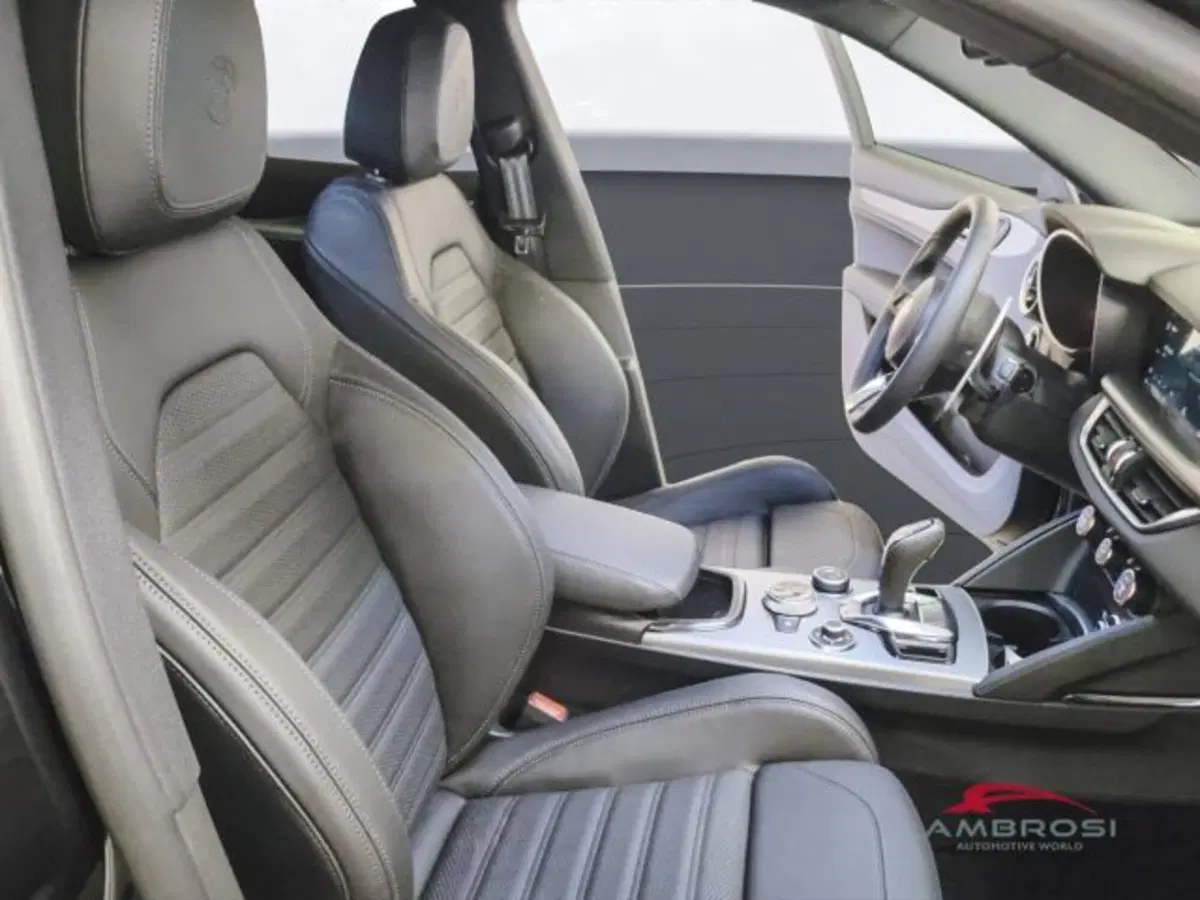 Alfa Romeo Stelvio nuova a Perugia (12)