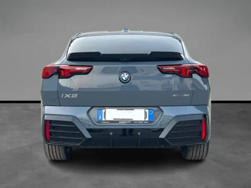 BMW iX2 usata a Lecce (4)