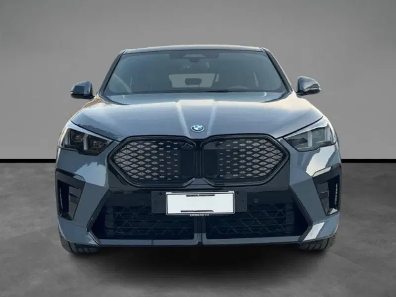 BMW iX2 usata a Lecce (7)