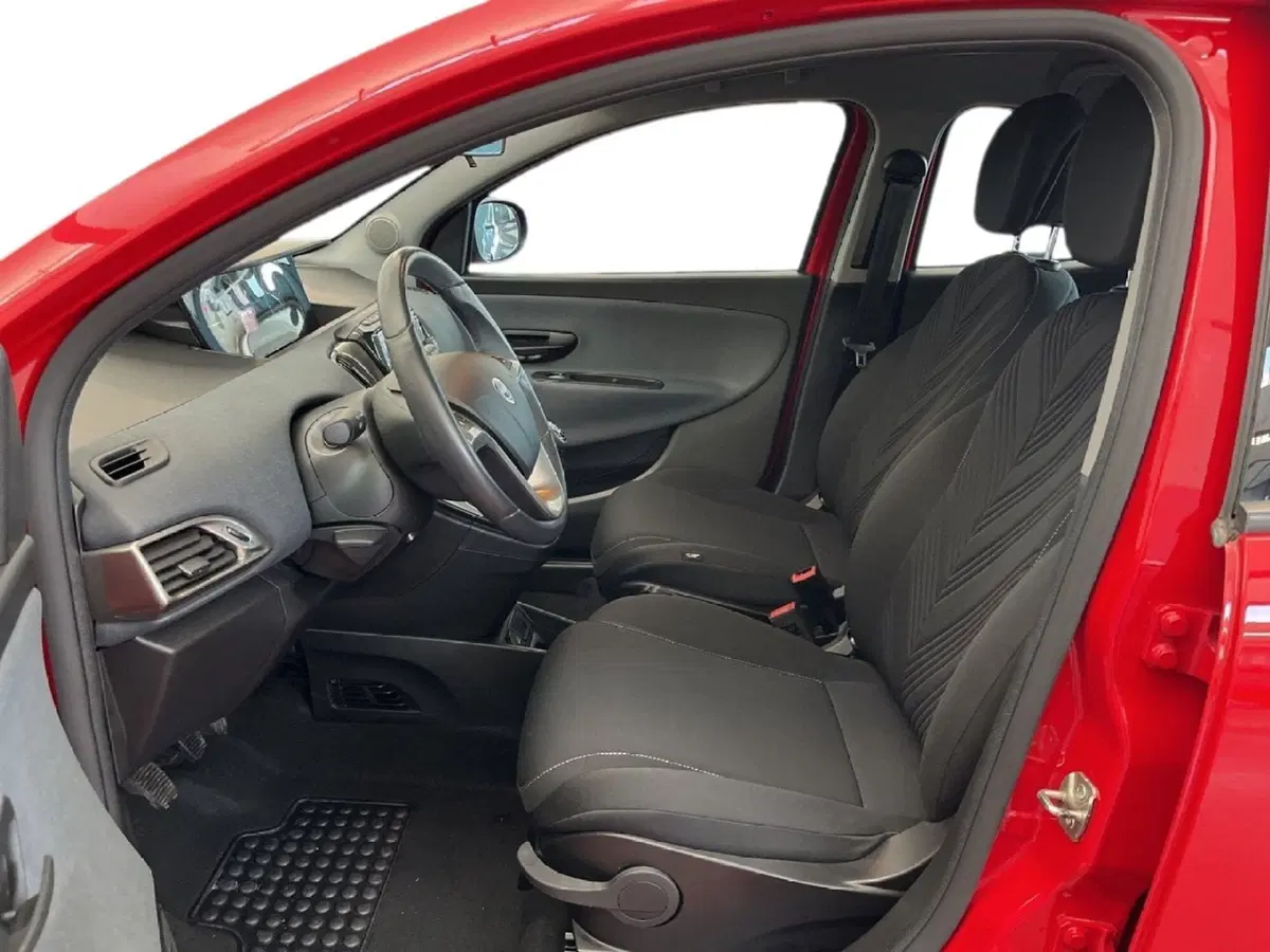 Lancia Ypsilon usata a Torino (9)