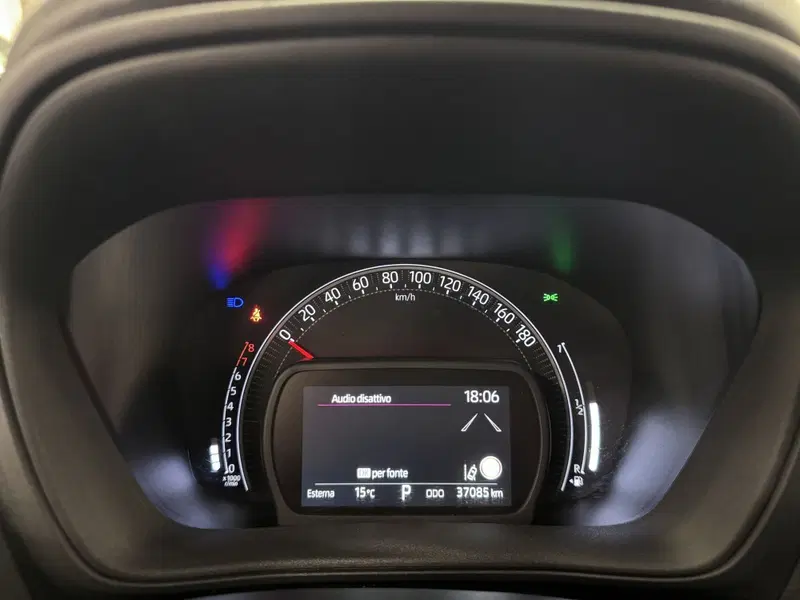 Toyota Aygo X usata a Prato (11)