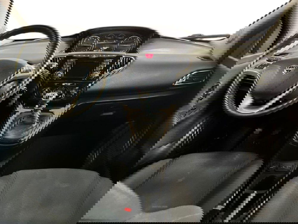 Lancia Ypsilon usata a Bari (8)