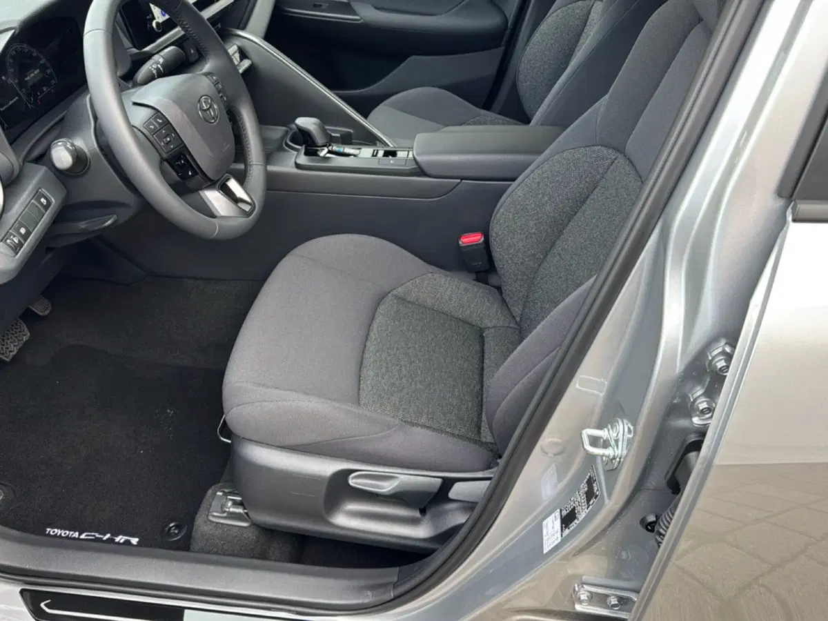Toyota Toyota C-HR nuova a Ferrara (10)