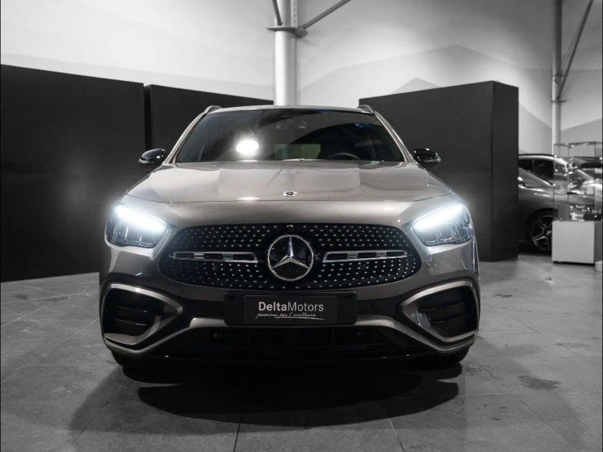 Mercedes-Benz GLA SUV nuova a Macerata (5)
