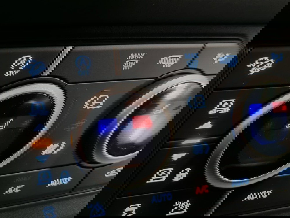 Land Rover Defender usata a Novara (10)