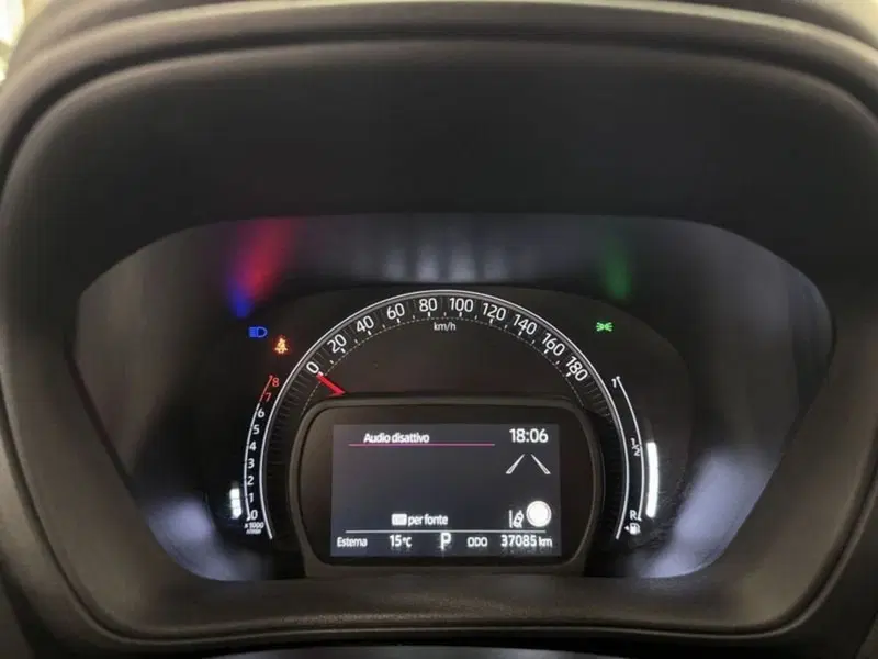 Toyota Aygo X usata a Prato (11)