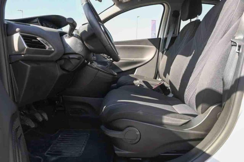 Lancia Ypsilon usata a Torino (13)