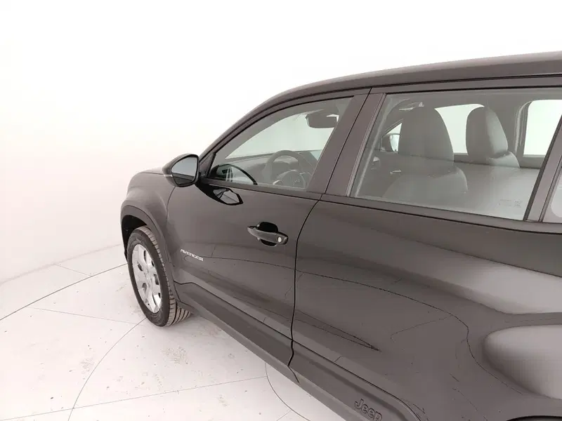 Jeep Avenger nuova a Caserta (12)