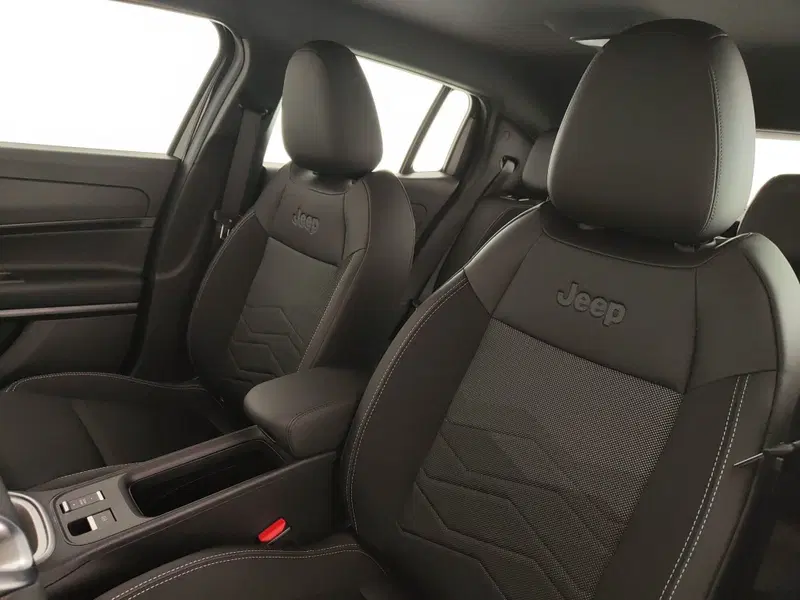 Jeep Avenger nuova a Caserta (16)