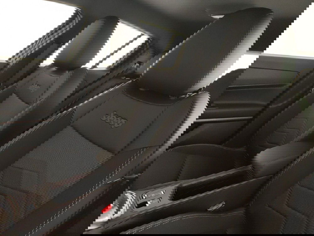 Jeep Avenger nuova a Caserta (16)