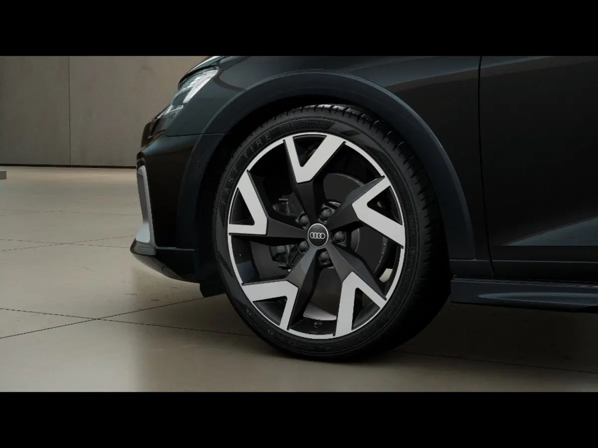 Audi A3 allstreet nuova a Livorno (7)