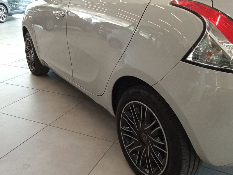 Lancia Ypsilon usata a Rimini (14)