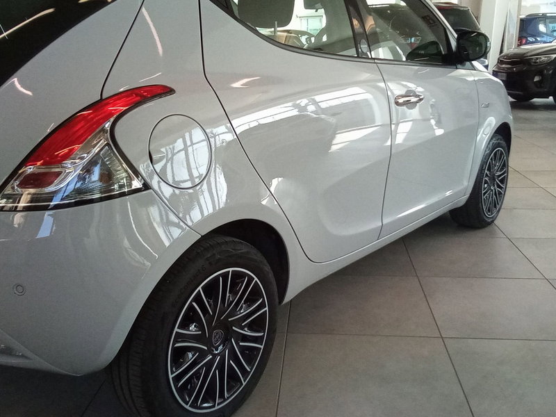 Lancia Ypsilon usata a Rimini (15)