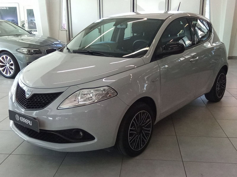 Lancia Ypsilon usata a Rimini (19)