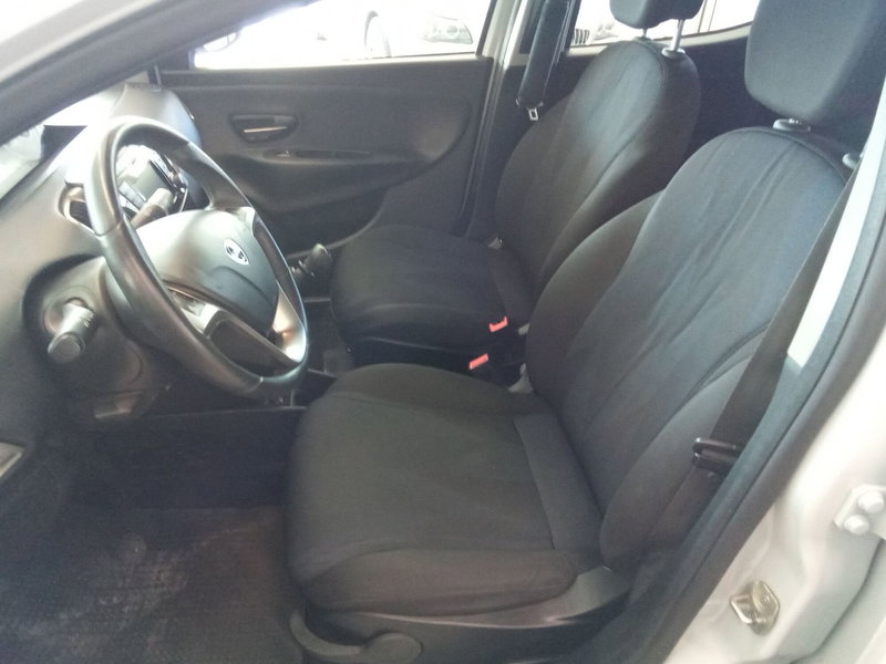Lancia Ypsilon usata a Rimini (9)