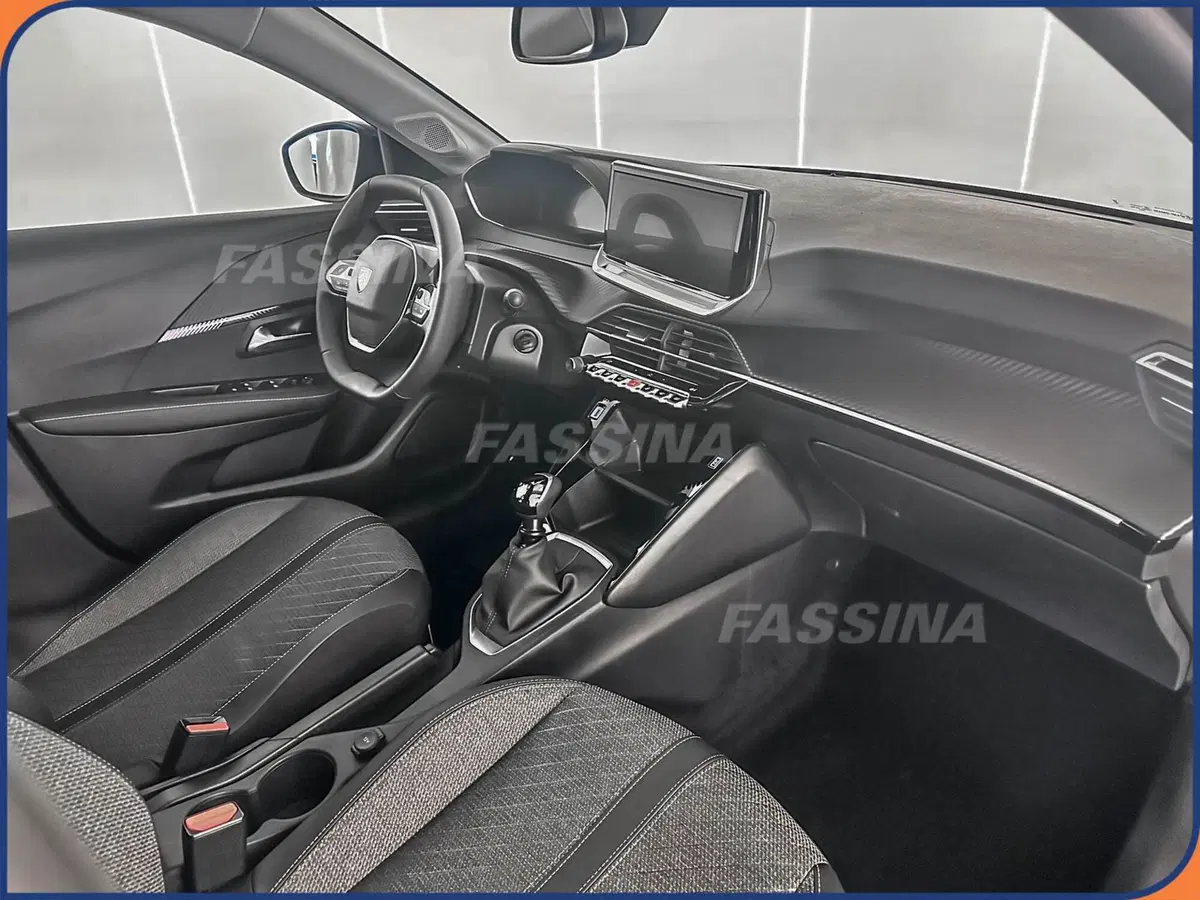 Peugeot 208 nuova a Milano (12)