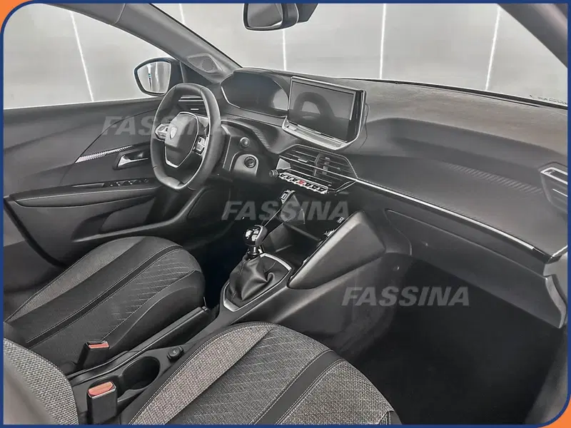 Peugeot 208 nuova a Milano (12)