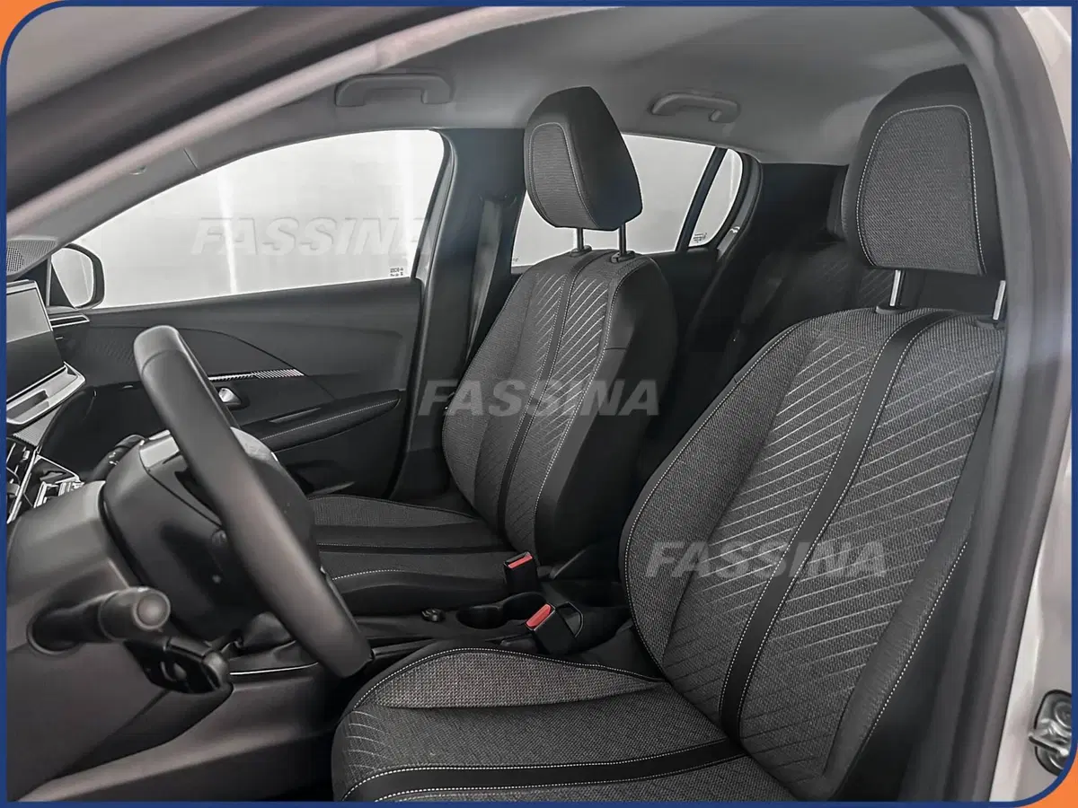 Peugeot 208 nuova a Milano (8)