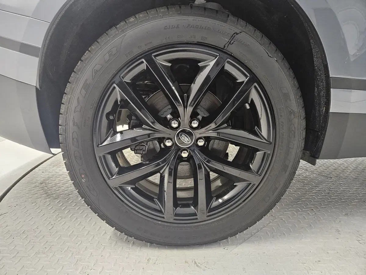 Land Rover Range Rover Velar nuova a Bergamo (9)
