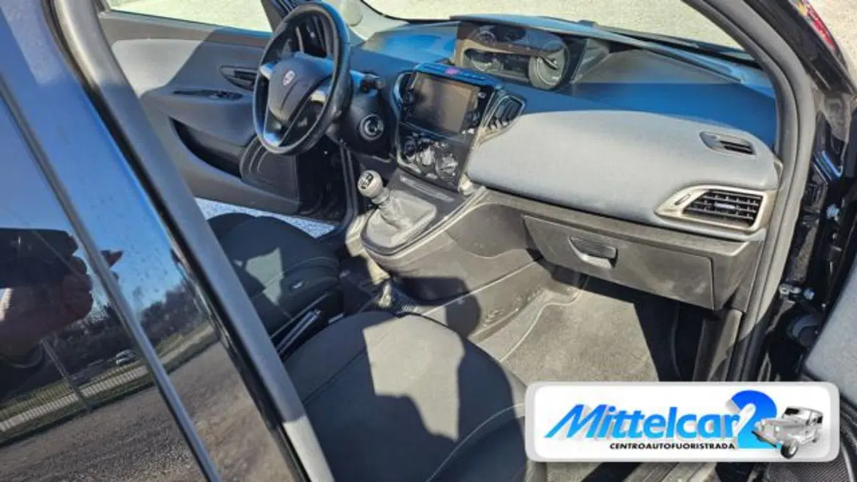 Lancia Ypsilon usata a Udine (12)