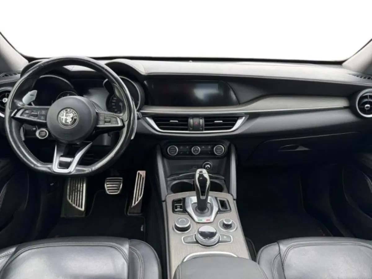 Alfa Romeo Stelvio usata a Lecce (11)