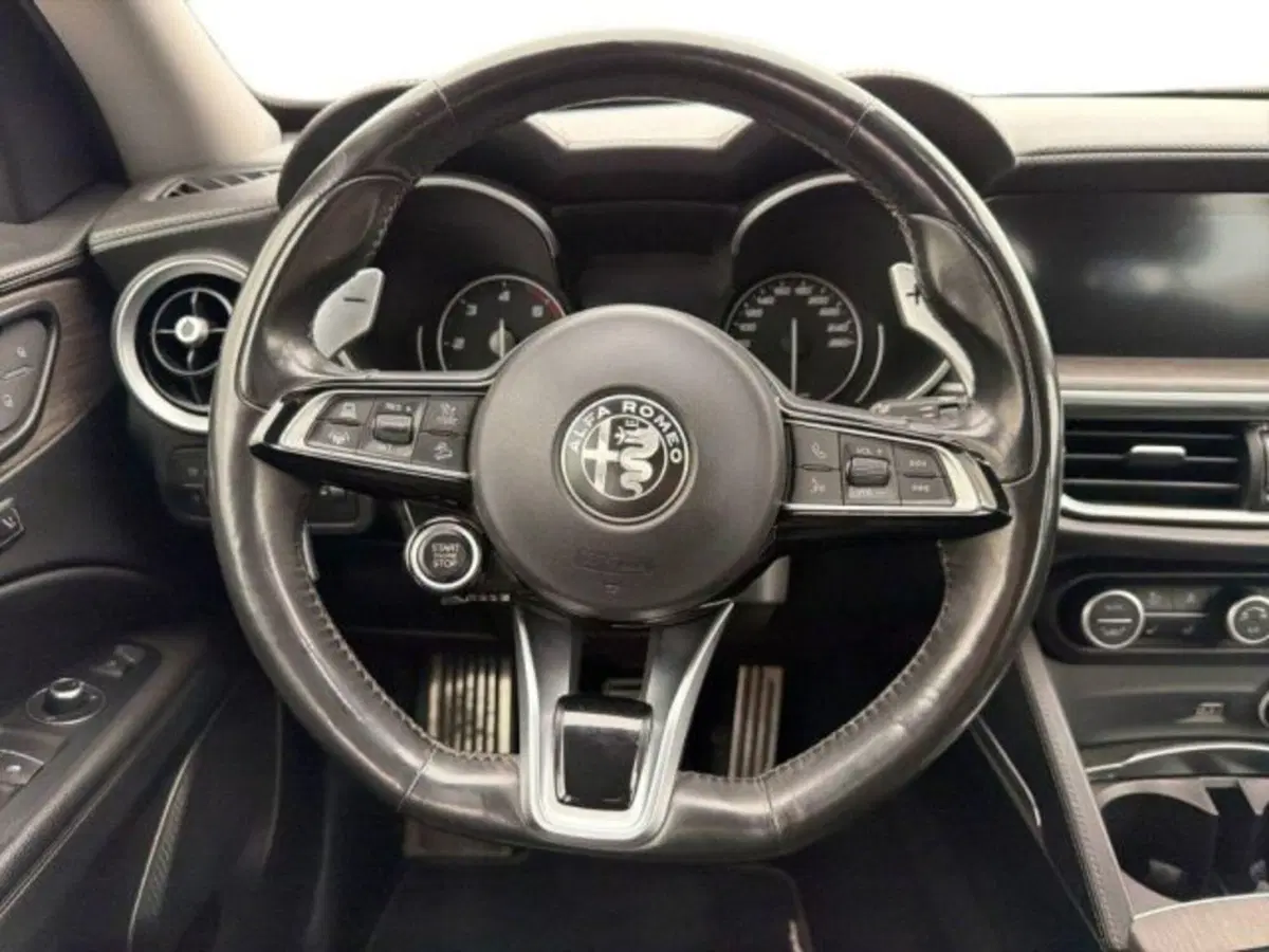 Alfa Romeo Stelvio usata a Lecce (12)