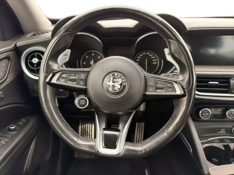 Alfa Romeo Stelvio usata a Lecce (12)