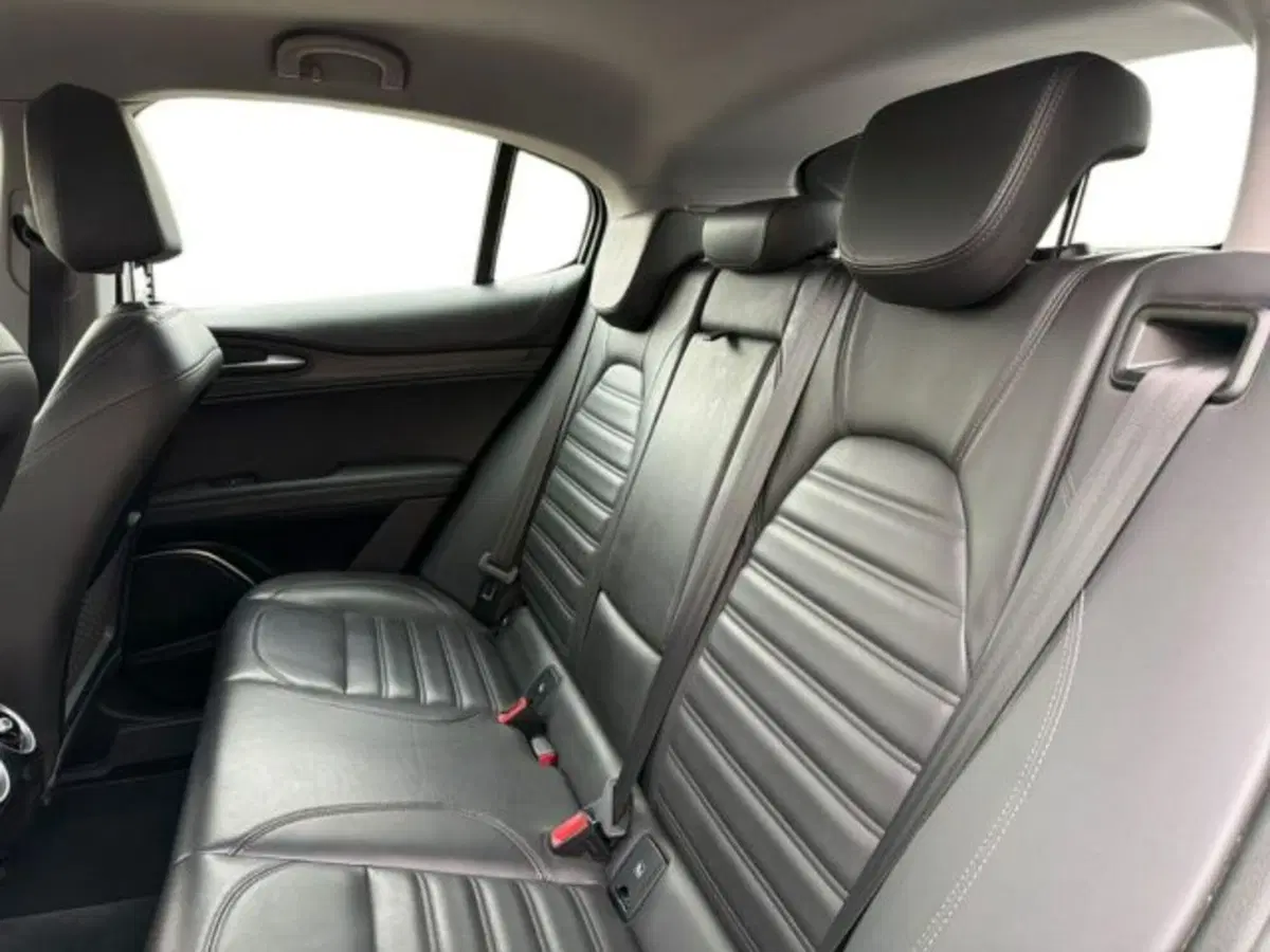 Alfa Romeo Stelvio usata a Lecce (15)
