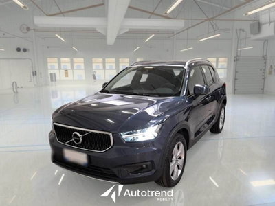 Volvo XC40 T2 Momentum Pro del 2021 usata a Bari