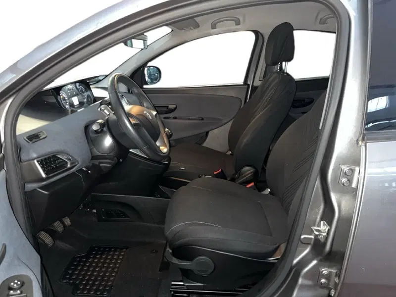 Lancia Ypsilon usata a Torino (10)
